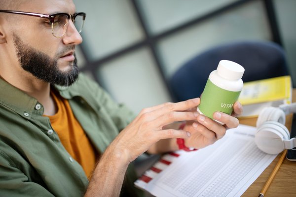 How can UK geriatricians integrate cognitive behavioral therapy to manage insomnia in the elderly?